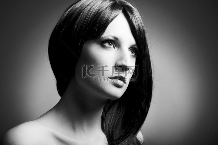 戴栗色假发的年轻性感女孩美女时装T台高清摄影大图 千库网