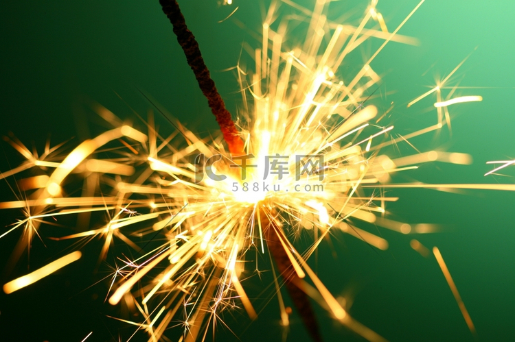 绿色背景上的圣诞烟火花卉烟花高清摄影大图 千库网