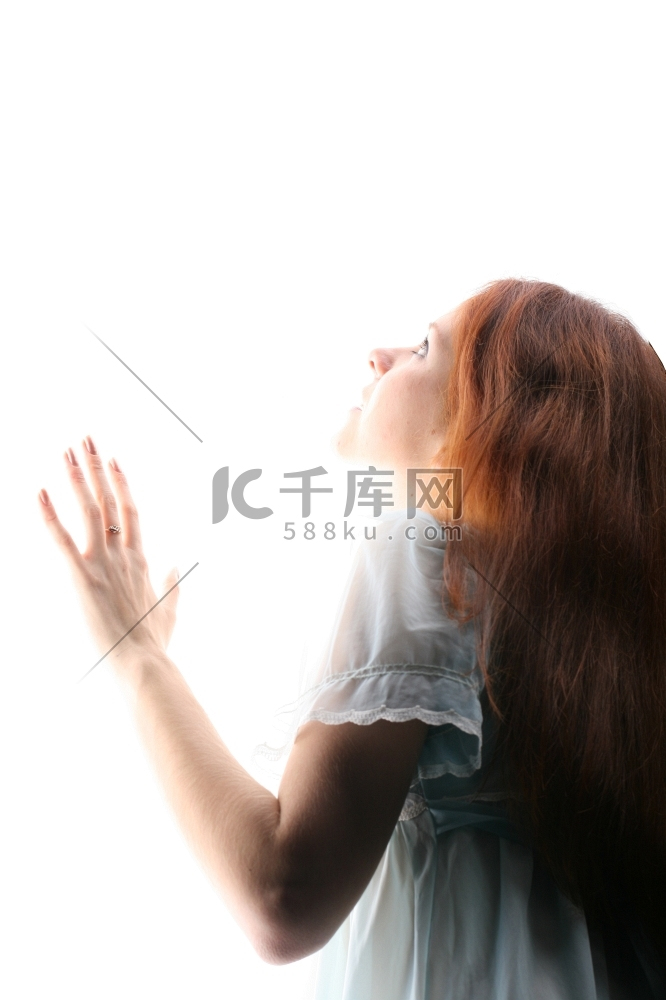 女人对着灯头发秀发高清摄影大图-千库网