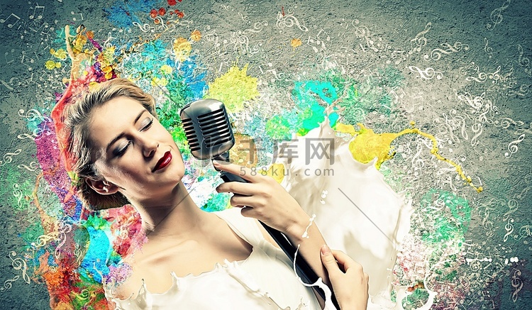 女金发歌手的形象持有麦克风对彩色背景与闭着的眼睛高清摄影大图 千库网