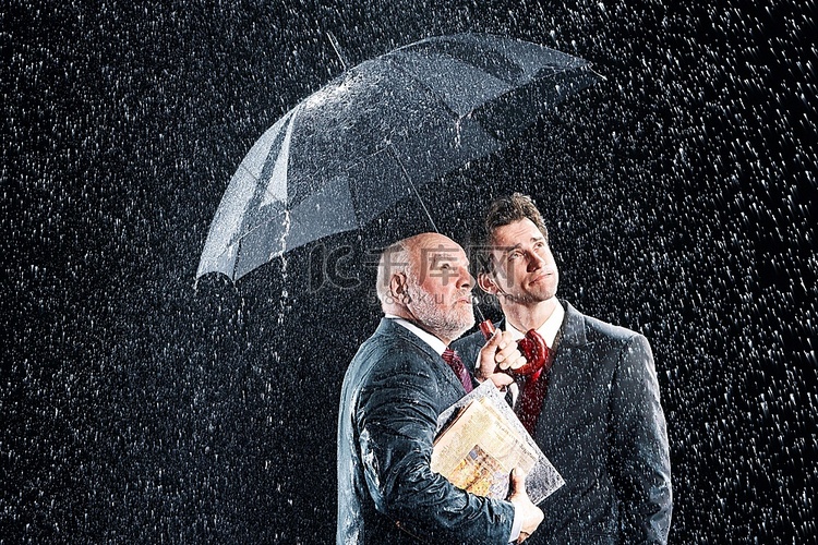 商人在伞下看雨摇滚乐团屏幕截图高清摄影大图 千库网