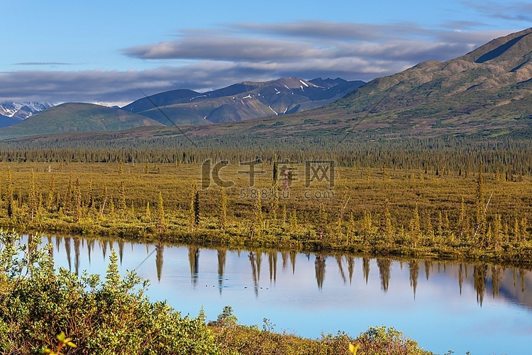 阿拉斯加苔原上的宁静湖天空风景高清摄影大图-千库网