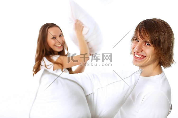 年轻夫妇在家里用枕头玩得很开心美女上衣高清摄影大图 千库网