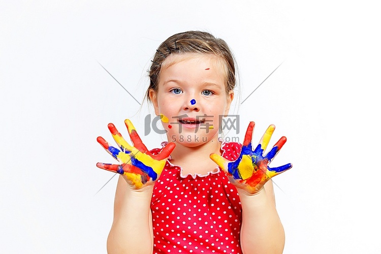 小孩子的手涂上彩色颜料，随时准备做手印儿童婴儿高清摄影大图 千库网