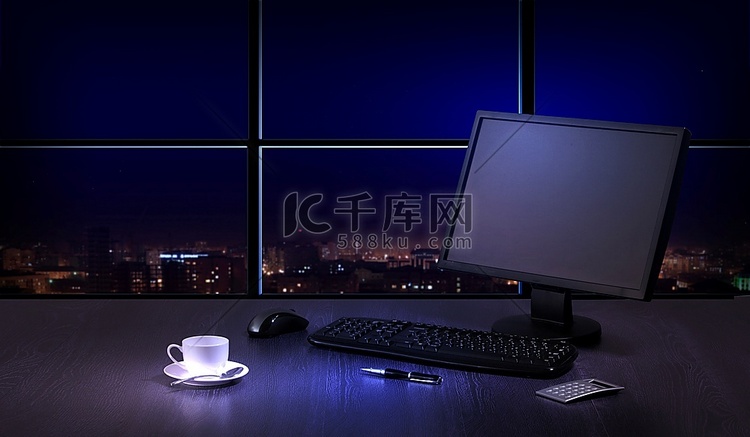 晚上在办公室的工作场所,从窗户可以看到城市的景色屏幕截图轿车高清摄影大图-千库网