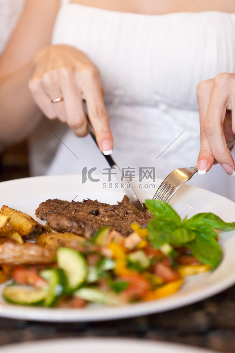 在餐馆吃饭的女人高清摄影大图-千库网