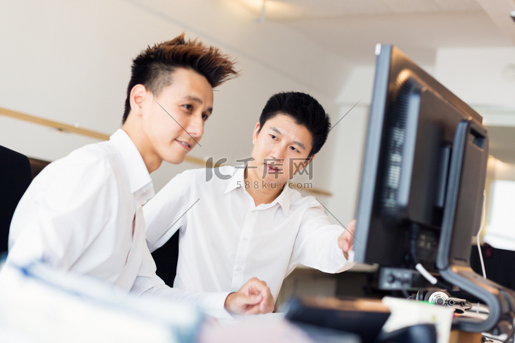 年轻的亚洲办公室工作人员在办公桌高清摄影大图-千库网