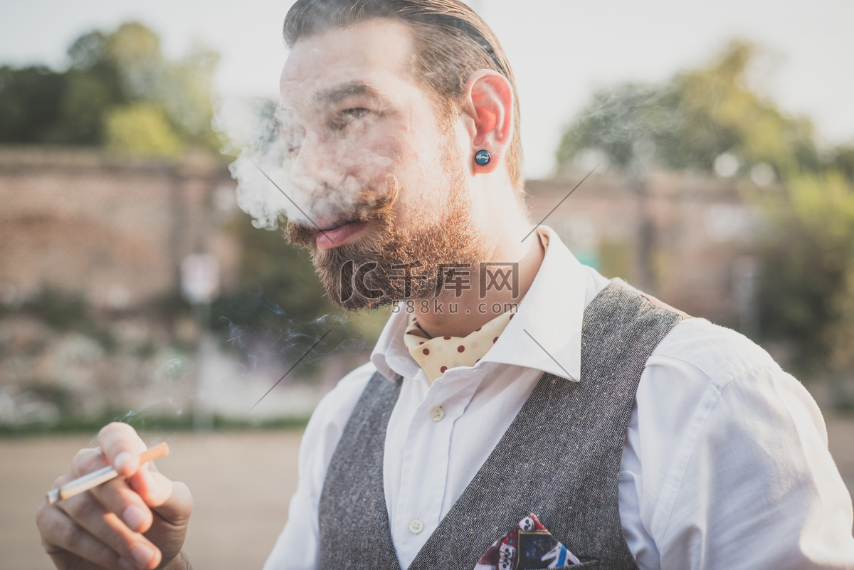 抽烟的老人|摄影|人文/纪实摄影|5211314weichen - 原创作品 - 站酷 (ZCOOL)