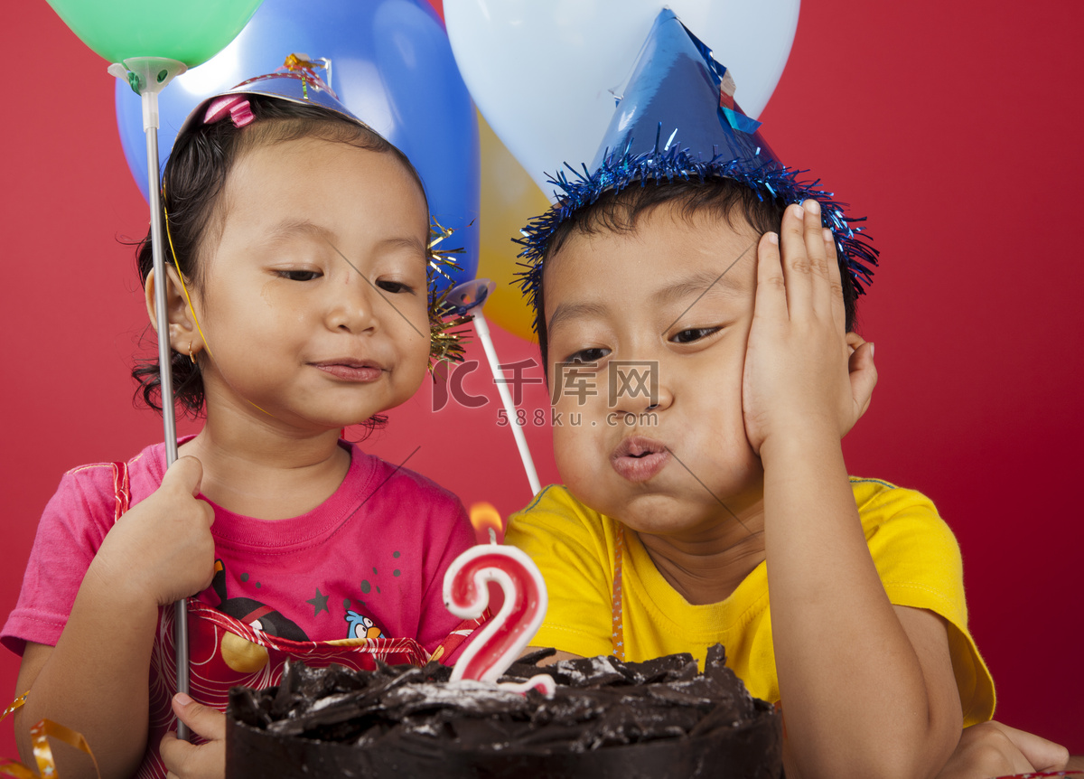 孩子们的生日派对和孩子们一起在蛋糕上吹蜡烛照片摄影图片_ID:416341947-Veer图库