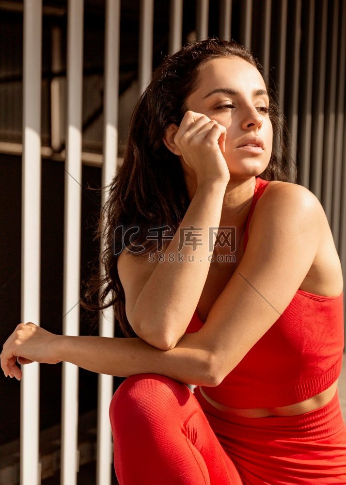 美丽的年轻女子看着别处 2美女女孩高清摄影大图-千库网