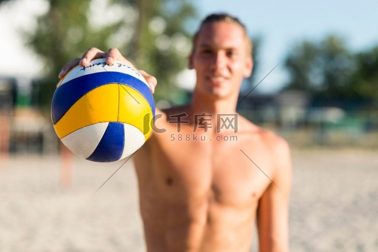 离焦的赤膊男排球运动员沙滩持球沙滩排球沙排高清摄影大图-千库网