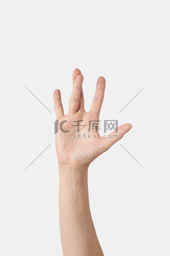 女性手用扭曲的手指手势，交叉手指女性手，手掌在白色背景上隔离。女性手用扭曲的手指。高清摄影大图千库网