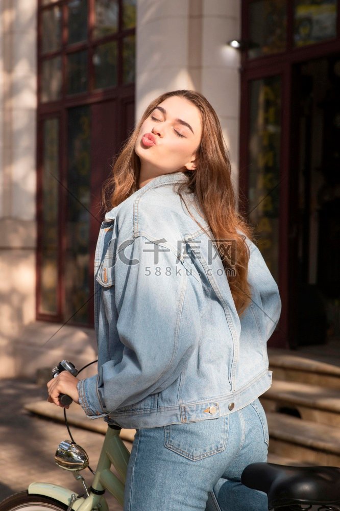女人在外面骑自行车很开心美女女孩高清摄影大图-千库网