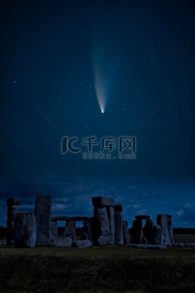 新智慧彗星在巨石阵上方的数字合成图像哈雷彗星慧星高清摄影大图-千库网