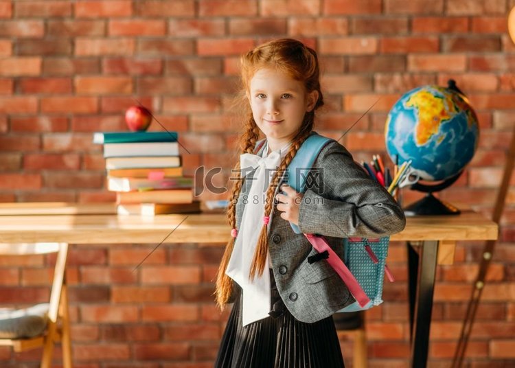 有书包的逗人喜爱的女小学生，侧视图。卡通动漫人物男孩高清摄影大图-千库网