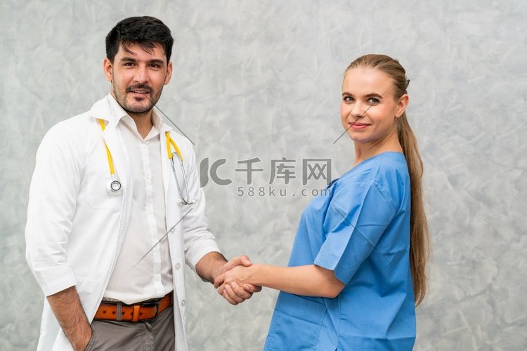 在医院工作的医生和护士。合照病人高清摄影大图-千库网