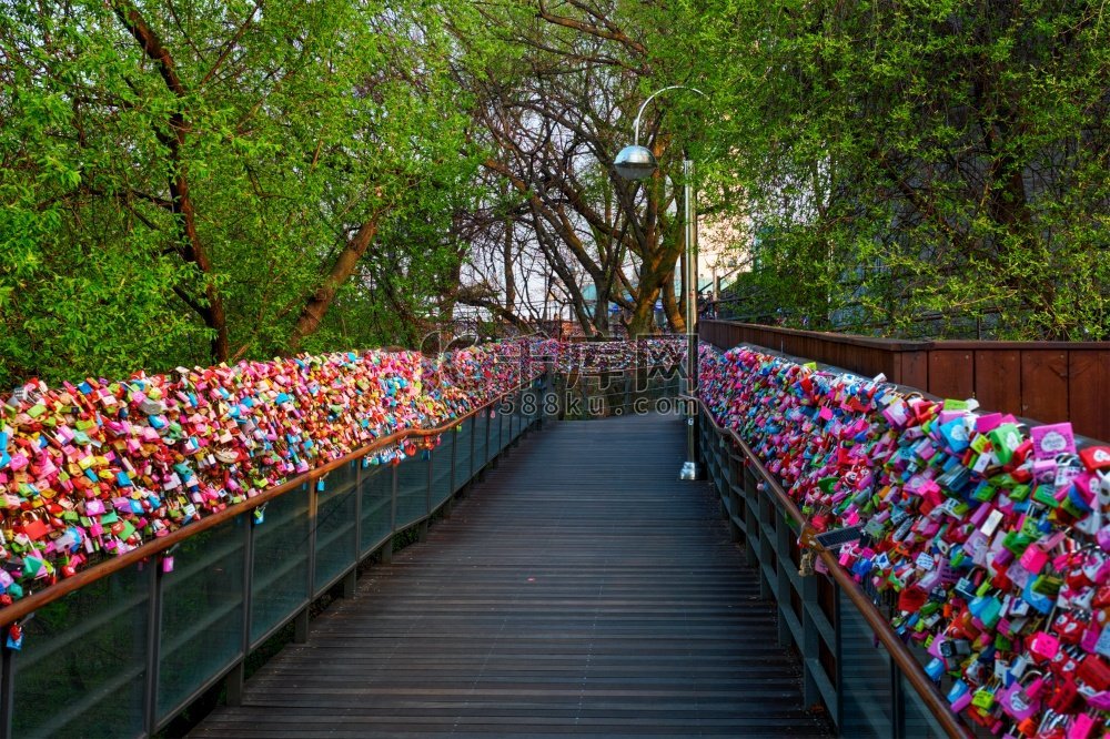 韩国首尔南山首尔塔的爱情锁。桥梁中式传统建筑高清摄影大图千库网