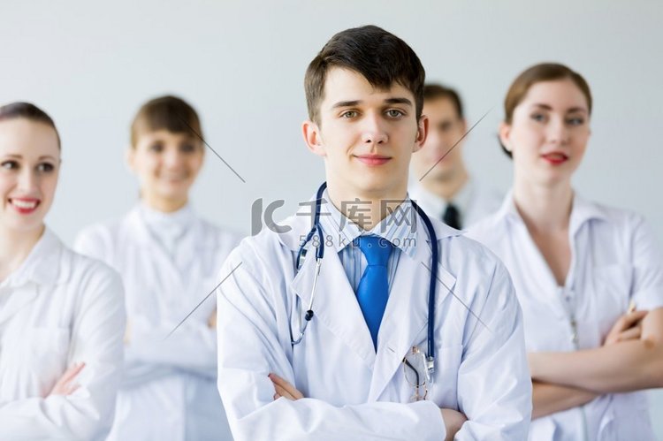 年轻的医生。合照人物特写高清摄影大图-千库网