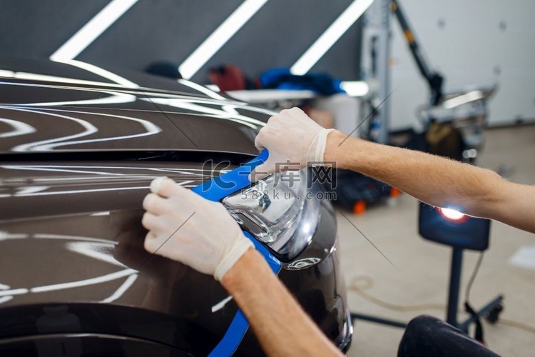 男性工人准备汽车表面以应用保护膜。NBA假肢高清摄影大图-千库网