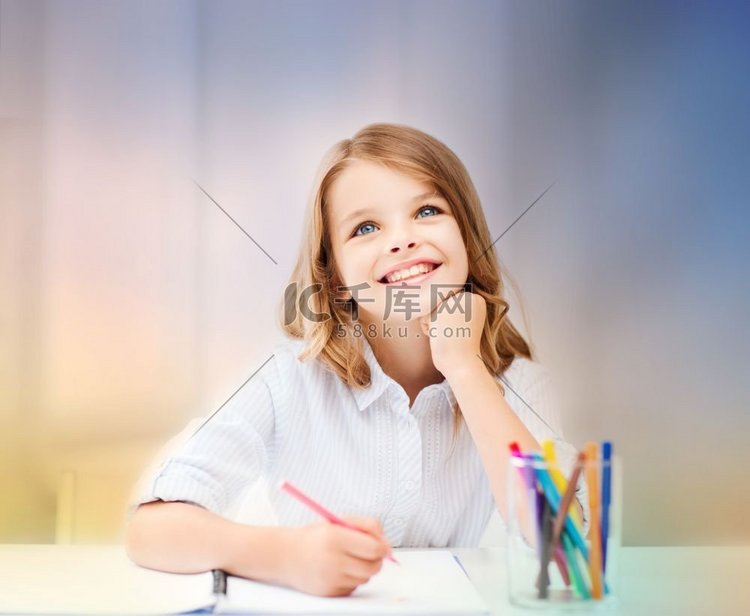 教育、创作和学校理念-微笑的小学生女孩在玫瑰石英和宁静渐变背景下画画和做白日梦。高清摄影大图-千库网