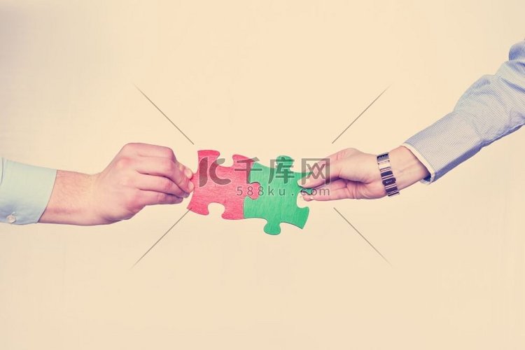 一群商人组装拼图并代表团队支持和帮助理念高清摄影大图-千库网