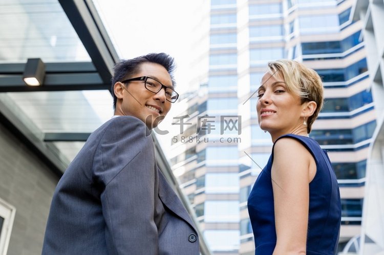 Businessteam 成员在商业区并排站立。高清摄影大图-千库网