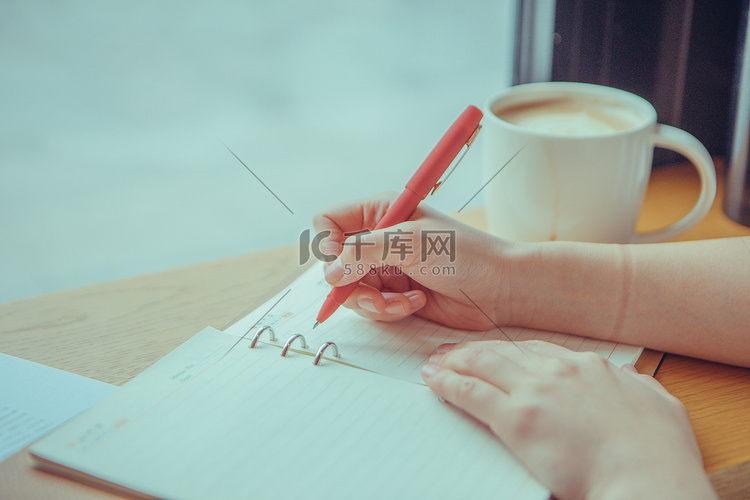 喝咖啡写作摄影图高清摄影大图-千库网