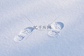 雪后雪地上两个脚印摄影图