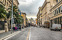 穿越罗马古街道摄影图