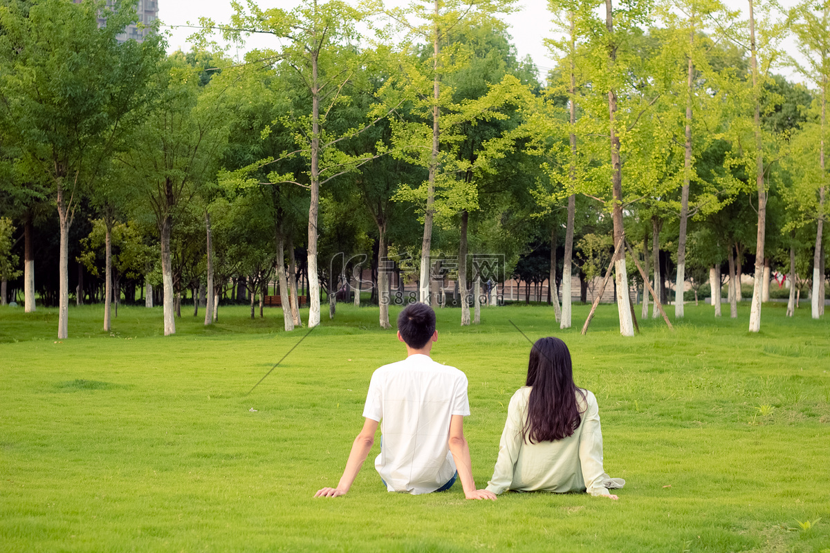 一身优雅、穿着与山景野餐的金发美女 库存图片. 图片 包括有 æ„‰å¿«, å¹¸ç¦ , å žç¾ž - 216351959