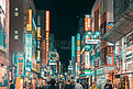 日本东京新宿霓虹灯城市赛博朋克夜景摄影图