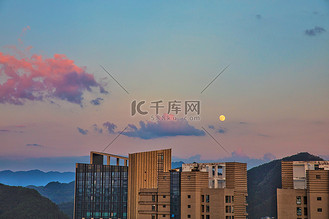 黄昏月亮文艺城市摄影图
