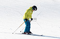 滑雪的运动员在雪道上