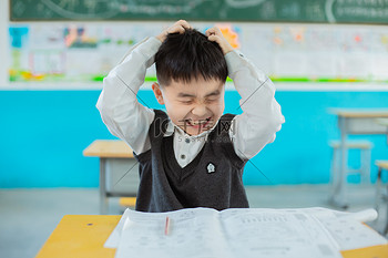 小学生图片素材在教室抱头抓狂的学生