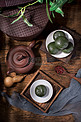 茶壶旁的红豆青团摄影图