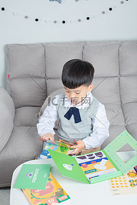 宠物贴纸摄影照片_学习傍晚孩子室内贴贴纸摄影图配图