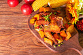 感恩节白天烤鸡室内土豆西红柿摄影图配图
