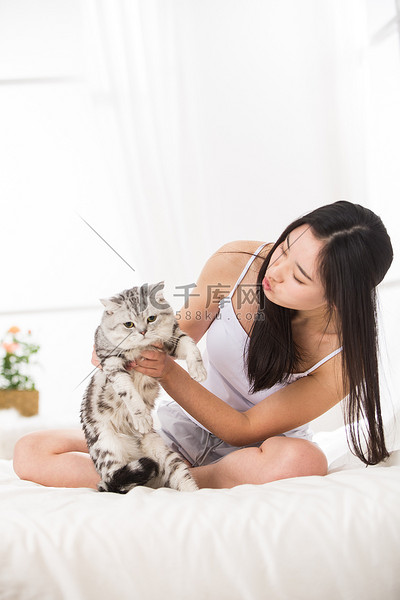 qq宠物摄影照片_青年女人和猫