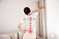 男性疼痛腰疼背疼受伤摄影图配图
