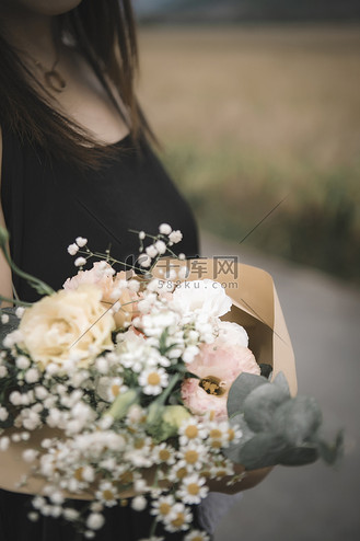 手拿鲜花美女图片_手拿鲜花美女素材-手拿鲜花美女图片大全-千库网