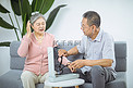 医疗养生白天两位老人家里量血压摄影图配图