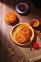 美食棚拍月饼中秋月饼创意摄影图配图