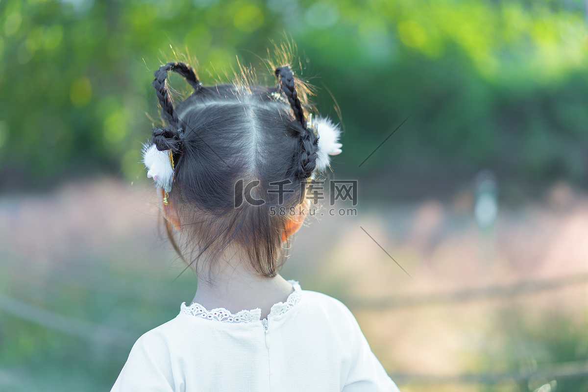 看大海的小女孩背影下午女孩背影沙滩看大海摄影图配图高清摄影大图-千库网