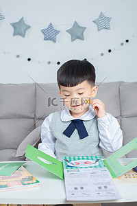 宠物贴纸摄影照片_玩耍晚上孩子家里贴贴纸摄影图配图