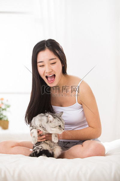 qq宠物摄影照片_青年女人和猫