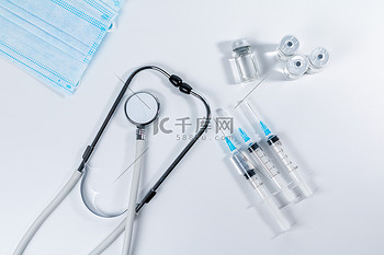 医疗室内听诊器注射器疫苗棚拍静物摆拍摄影图配图