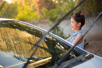 数据图表人高清背景图片_快乐的亚洲女孩洗车水溅和阳光在家里