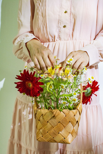 手中花图片素材_手中花篮早晨花篮室内拿摄影图配图