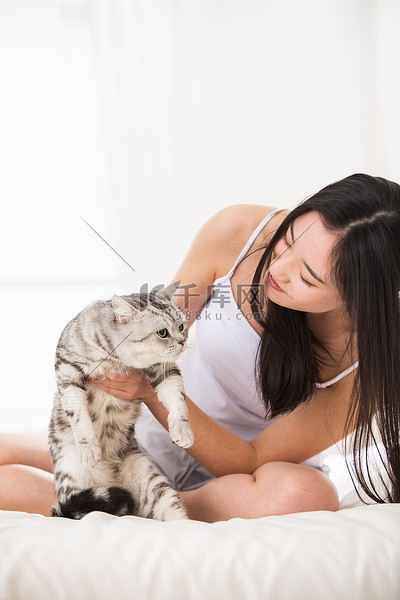qq宠物摄影照片_青年女人和猫