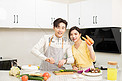 家庭生活白天情侣夫妻厨房切菜摄影图配图
